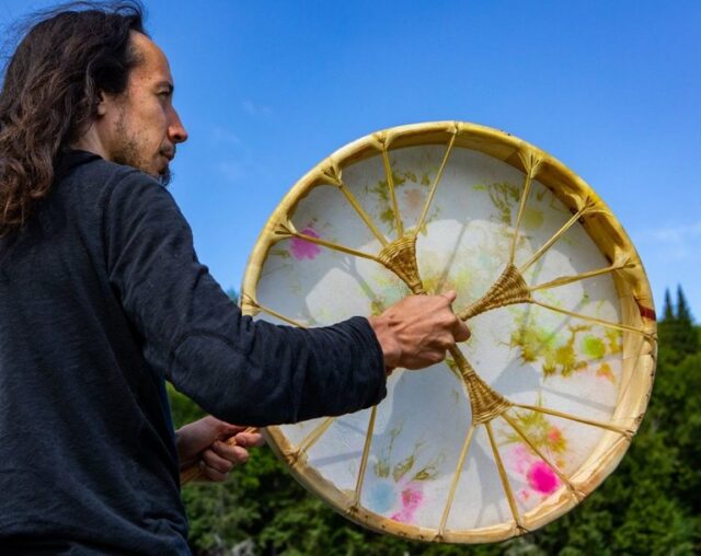 Chamane jouant du tambour