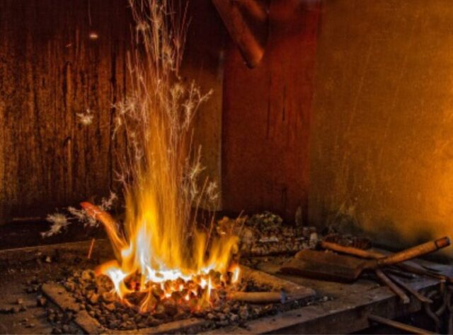 Feu de chemin&eacute;e avec &eacute;tincelles