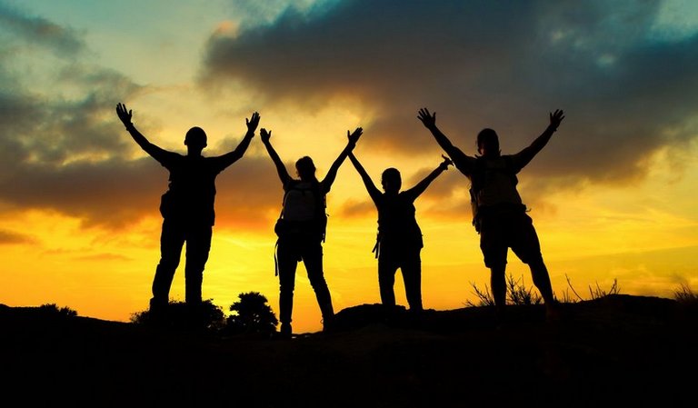 Silhouettes avec les bras ouverts vers le ciel